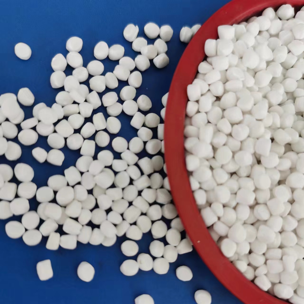 碳酸(suan)鈣填充母料(liao)的使用解析(xī)