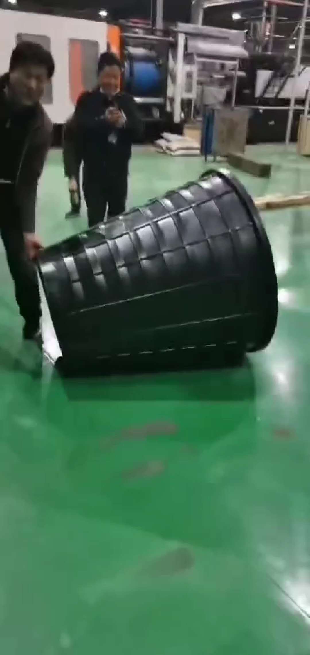 客戶用我公(gong)司塑料消泡(pào)母料和黑色(se)母料生